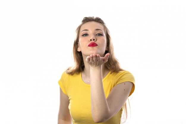 Желтый цвет губ – один из симптомов, указывающих на нарушения в организме. Обычно это связано с проблемами печени, желчным пузырем или желчными протоками. Печень играет важную роль в организме, фильтрует токсины и участвует в обмене веществ. Если в печени накапливаются вредные вещества, уровень пигментов в организме возрастает, что приводит к изменению цвета кожи и губ. Желтый оттенок может быть признаком заболеваний печени, таких как гепатит, цирроз или жировая дегенерация.